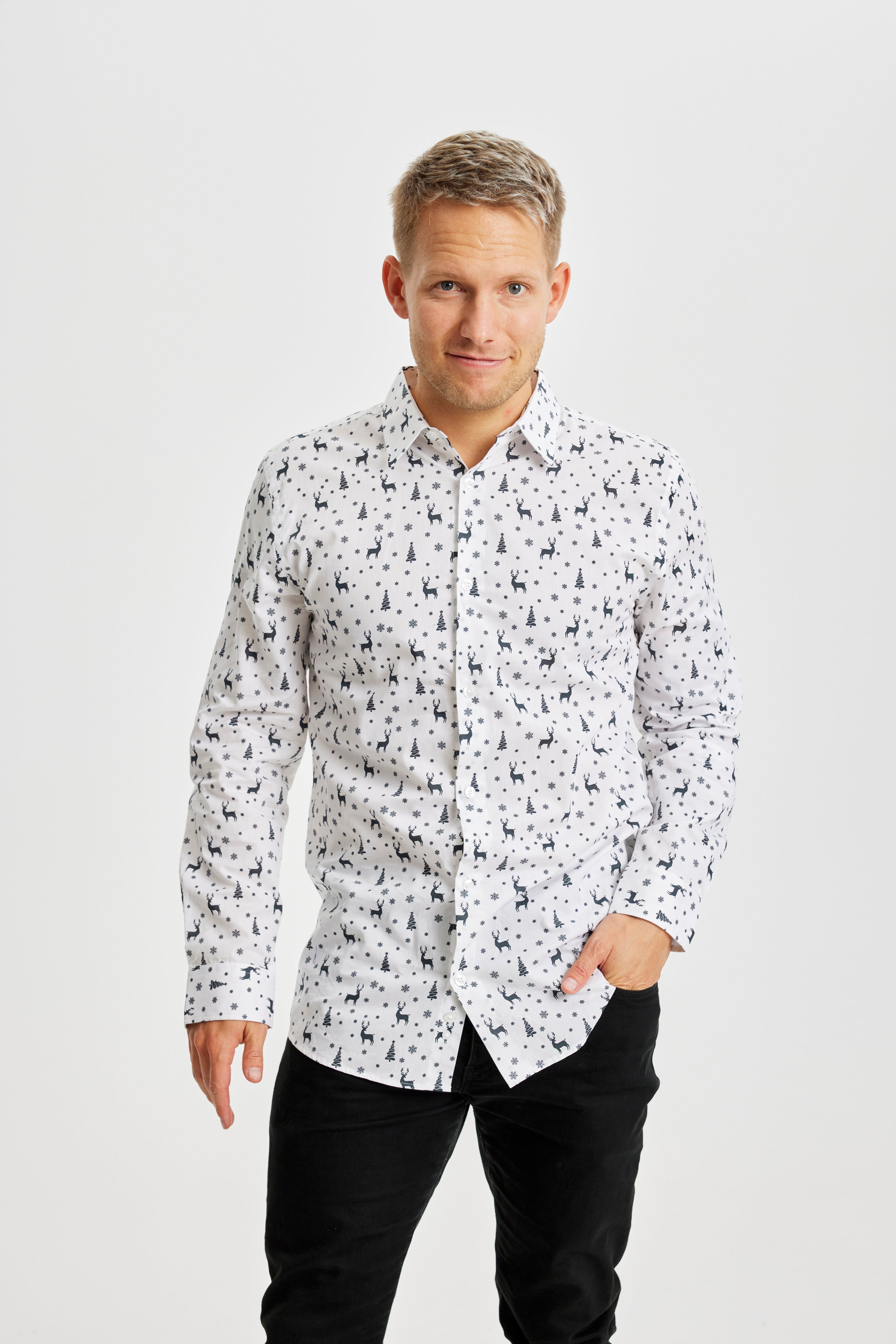 Een man met een wit kerstoverhemd.